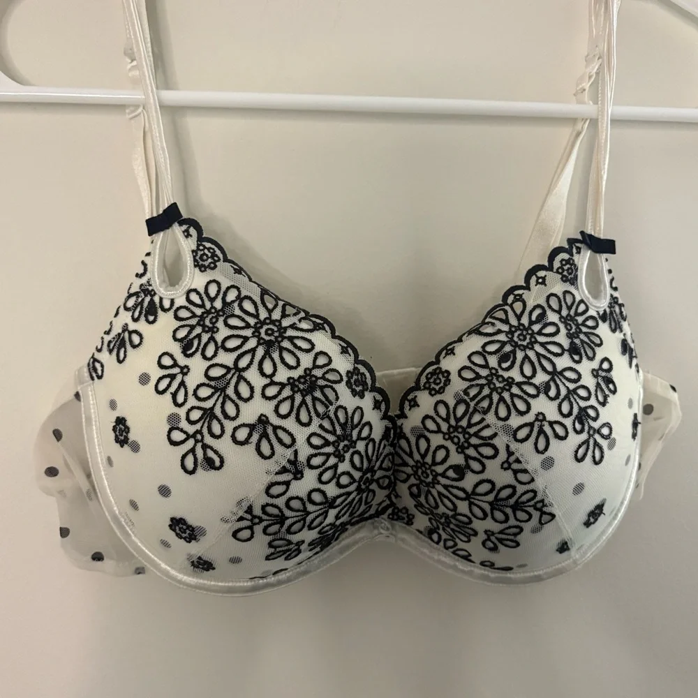 Victorias Secret 34C Chic Black and White Floral Bra